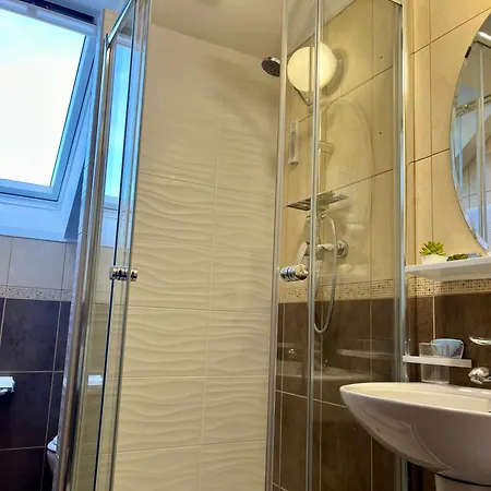 Guest house Cetatuia - Ultra-central - Parking And Nature Close To Bran, Dino Parc And Risnov